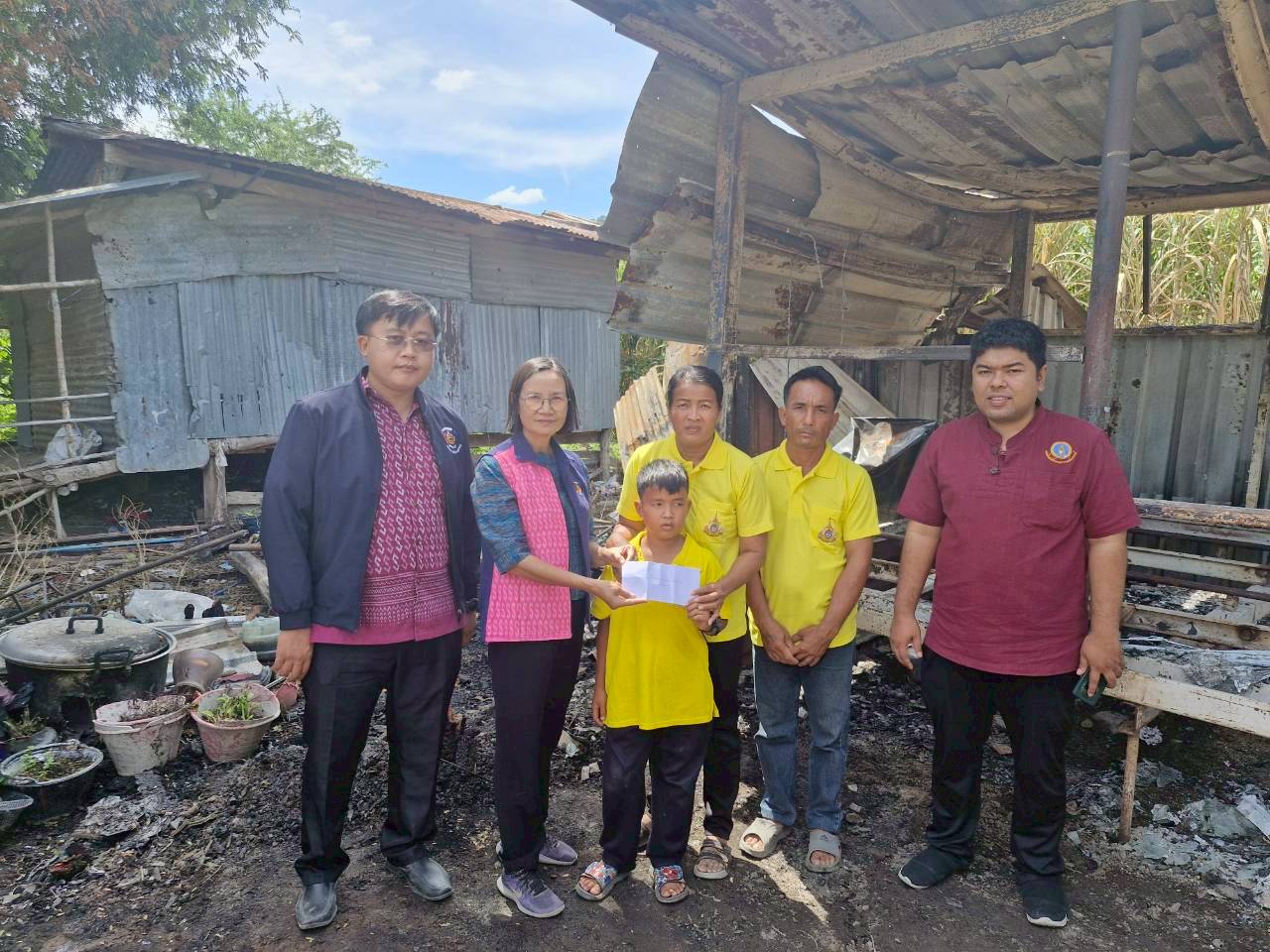  อำเภอสระโบสถ์ โดยสำนักงานพัฒนาชุมชนอำเภอสระโบสถ์ ลงพื้นที่เยี่ยมเยือนให้กำลังใจผู้ประสบอัคคีภัย พร้อมให้การช่วยเหลือเบื้องต้น