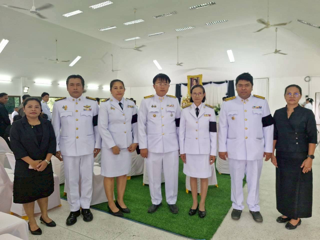 🖤 อำเภอสระโบสถ์ โดยสำนักงานพัฒนาชุมชนอำเภอสระโบสถ์ ร่วมพิธีถวายน้ำสรงพระบรมศพ เบื้องหน้าพระฉายาลักษณ์ สมเด็จพระนางเจ้าสิริกิติ์ พระบรมราชินีนาถ พระบรมราชชนนีพันปีหลวง 🖤