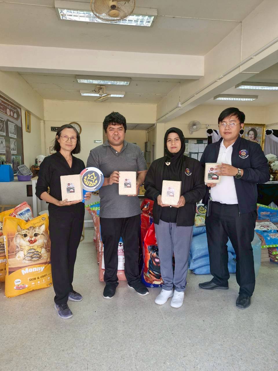 🌤️ อำเภอสระโบสถ์ โดยสำนักงานพัฒนาชุมชนอำเภอสระโบสถ์ รับมอบข้าวสารจากผู้ประกอบการ OTOP และเครือข่ายตลาดนัดคนไทยยิ้มได้ เพื่อส่งต่อช่วยเหลือผู้ประสบอุทกภัยในพื้นที่ภาคใต้ 🫶