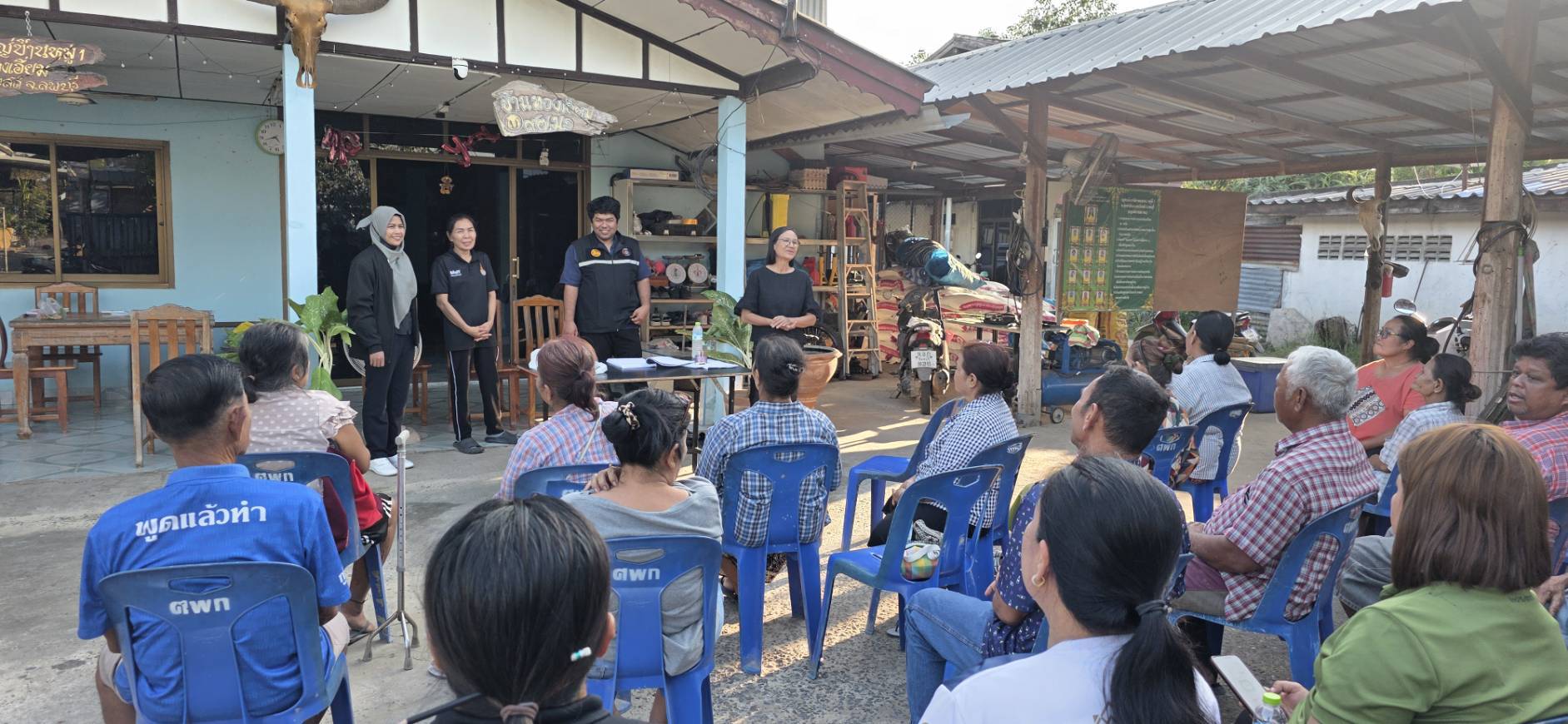 🌾 อำเภอสระโบสถ์ โดยสำนักงานพัฒนาชุมชนอำเภอสระโบสถ์ ลงพื้นที่ติดตามและสนับสนุนการดำเนินงาน โครงการแก้ไขปัญหาความยากจน (กข.คจ.) ณ หมู่ที่ 1 ตำบลทุ่งท่าช้าง อำเภอสระโบสถ์