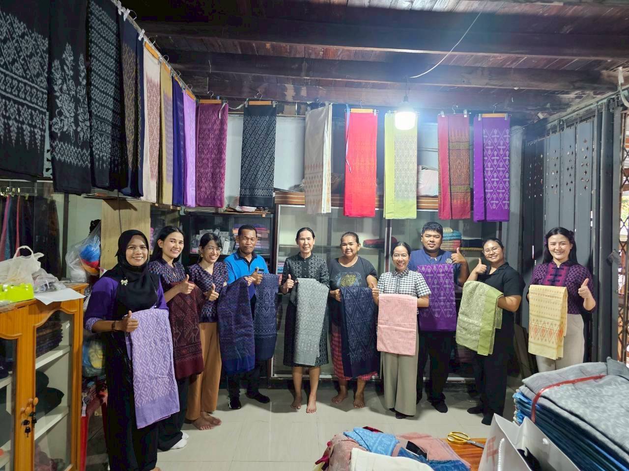 🧵 พช.ลพบุรี ลงพื้นที่ติดตามการดำเนินงานกลุ่มผู้ผลิต ผู้ประกอบการผ้า เครื่องแต่งกาย เพื่อเตรียมความพร้อมการประกวดลายผ้าพระราชทาน 🧵