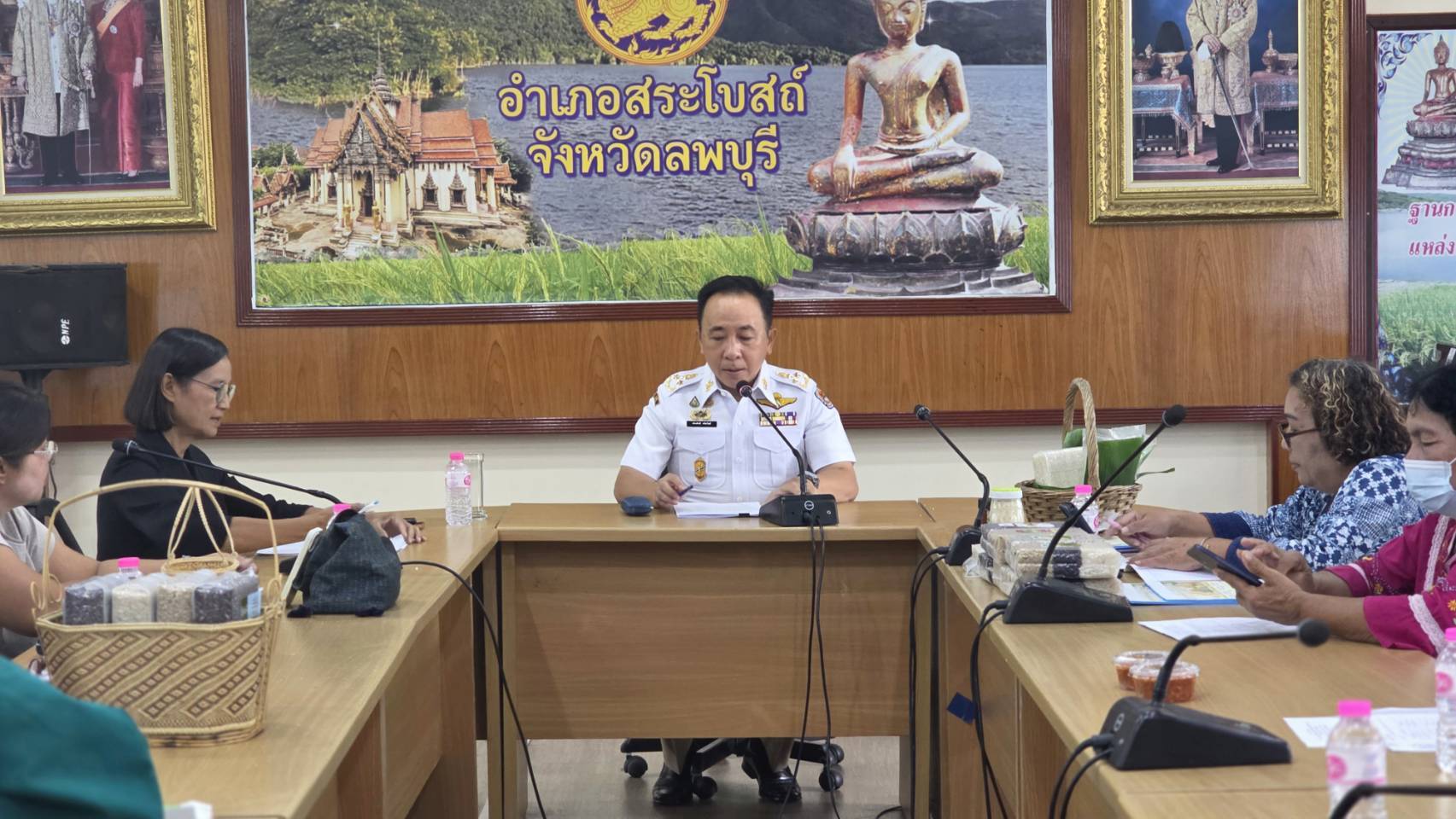 🌺 อำเภอสระโบสถ์ โดยสำนักงานพัฒนาชุมชนอำเภอสระโบสถ์จัดประชุมผู้ประกอบการ OTOP ระดับอำเภอ หารือแนวทางคัดเลือกผู้ประกอบการร่วมงาน OTOP City พร้อมแสดงความยินดีผู้ผลิตที่ได้รับผลการคัดสรรระดับ 4–5 ดาว 🌺